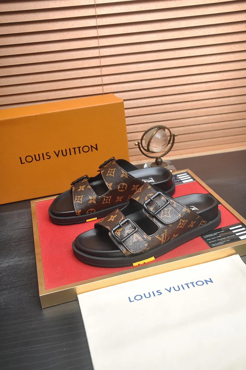 Men's shoes 💰400💶 [Louis Vuitton LV slippers] (high-end cowhide) counter 1:1 fashion style, a must-have for summer! The designer used LV’s iconic outsole. The original simple slippers instantly become fashionable! The upper is made of flexible special cowhide leather straps alternately, and the workmanship is exquisite! A must-have for stylish men in summer, size 38-45 (45 customized)